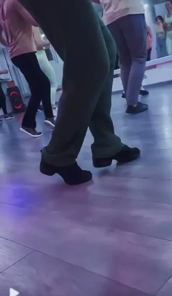 Ноги танцівників виконують складний Bachata Footwork на занятті в Ola Dance Studio Київ, крупний план роботи ногами
