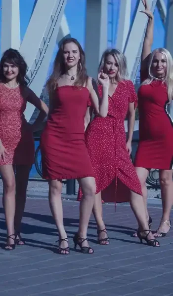 Чотири жінки у червоних сукнях демонструють bachata Lady Style в Ola Dance Studio Київ, позуючи з жіночністю та грацією