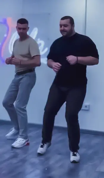 Два чоловіки танцюють Bachata Men Style на занятті в Ola Dance Studio Київ, демонструючи чоловічу техніку та footwork