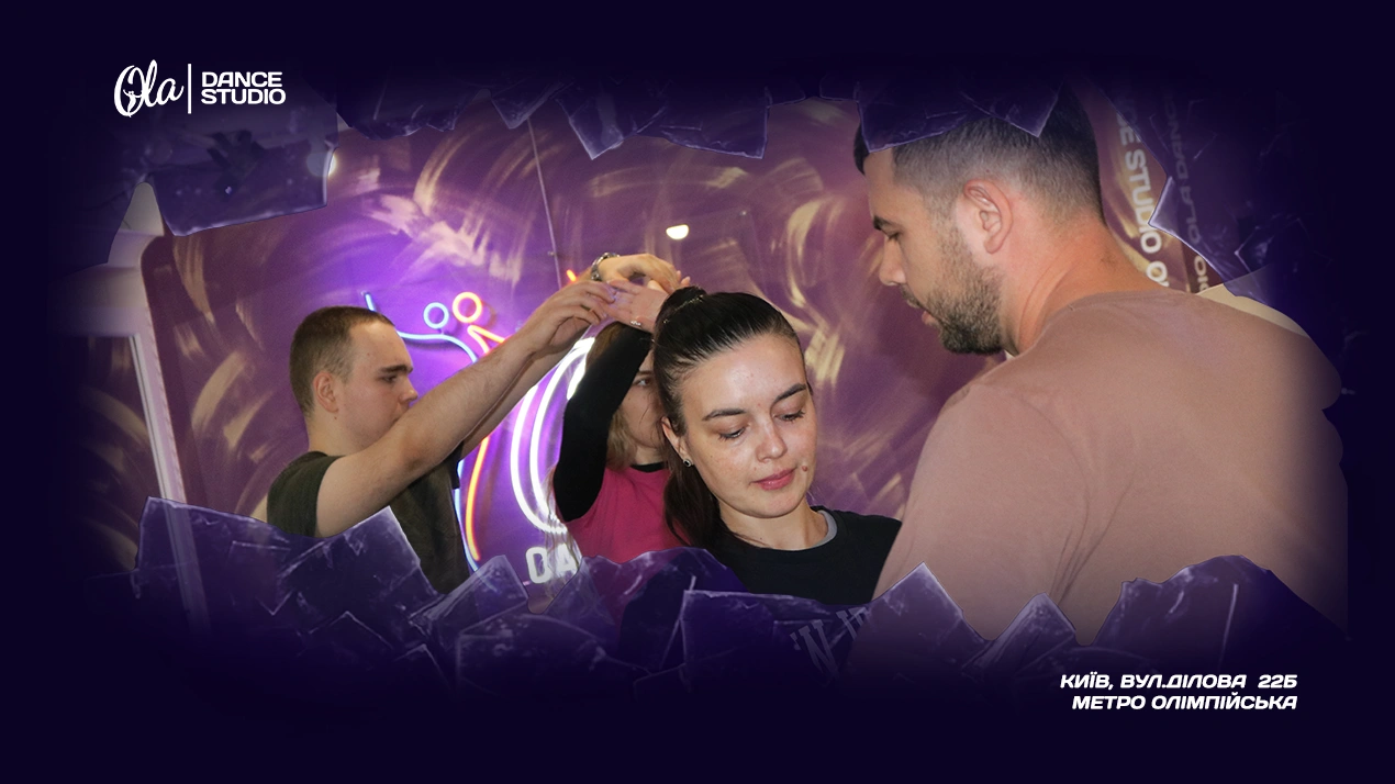 Пара починає танцювати бачату на першому занятті в Ola Dance Studio