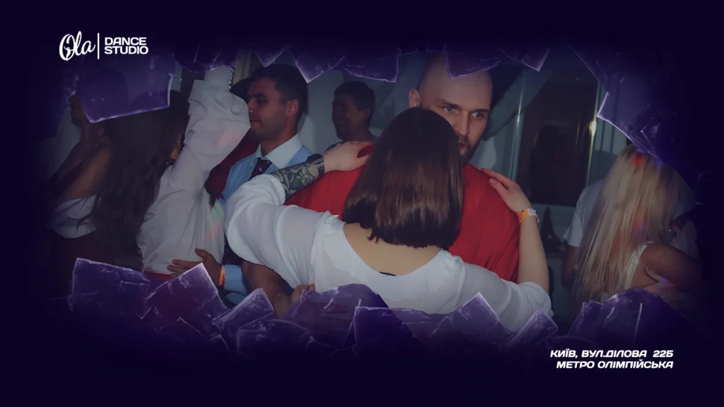 Порівняння бачати і сальси — пара танцює бачату в Ola Dance Studio Київ
