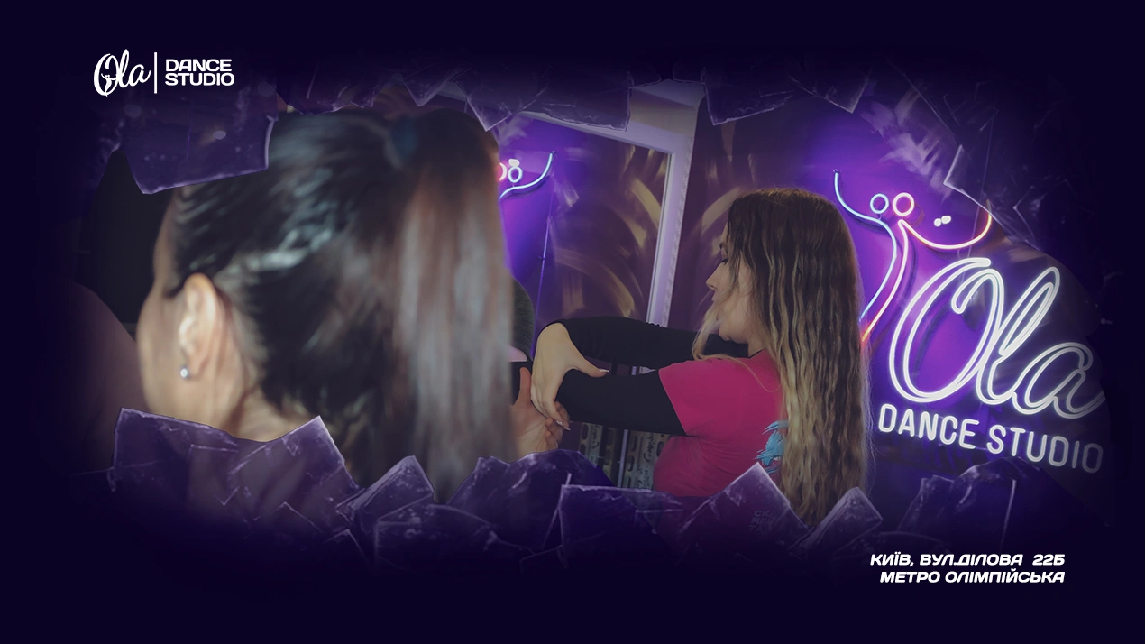 Жінка танцює бачату самостійно на занятті в Ola Dance Studio, Київ