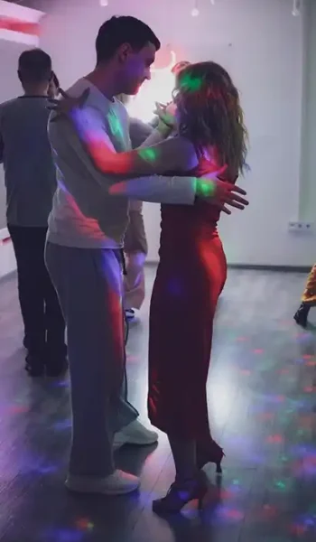 Пара танцює кізомбу в Ola Dance Studio Київ - тісний контакт та африканський танець